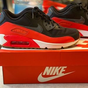 Woman’s Nike air max 90 essential